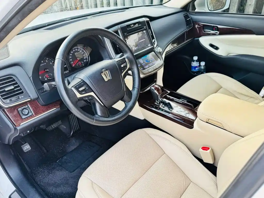 Toyota Crown — миниатюра 13