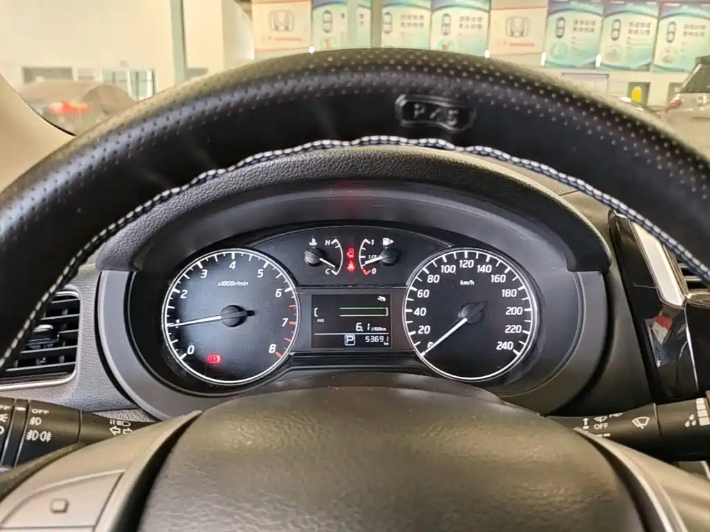Nissan Tiida — миниатюра 12