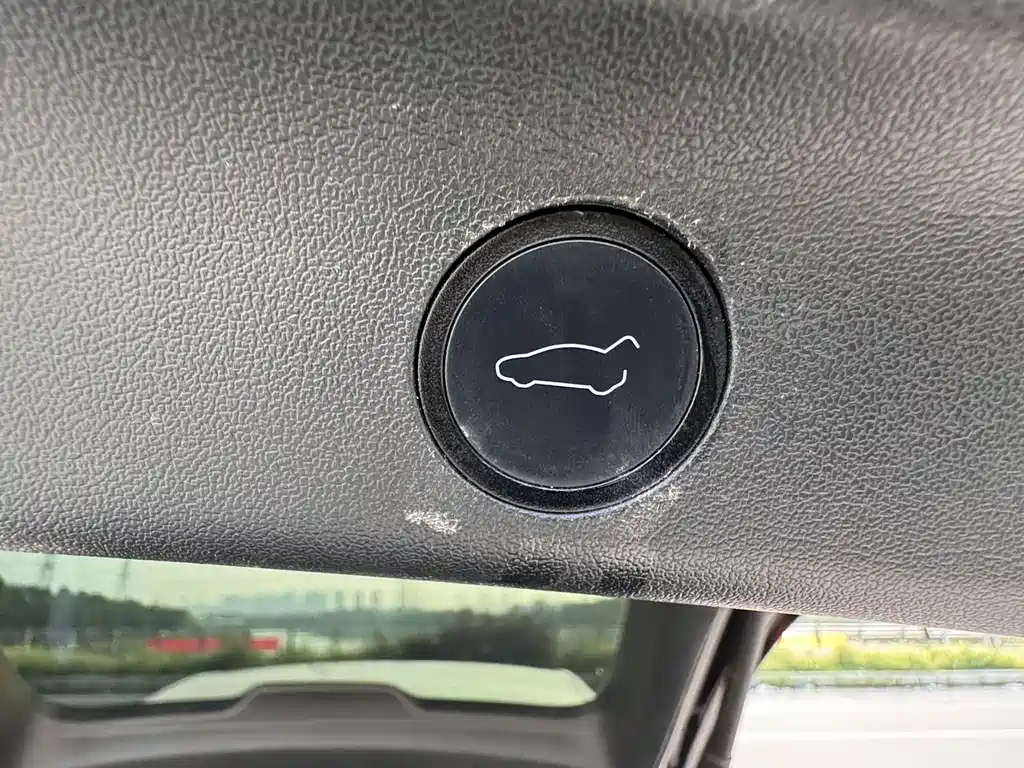 Tesla Model Y — миниатюра 16