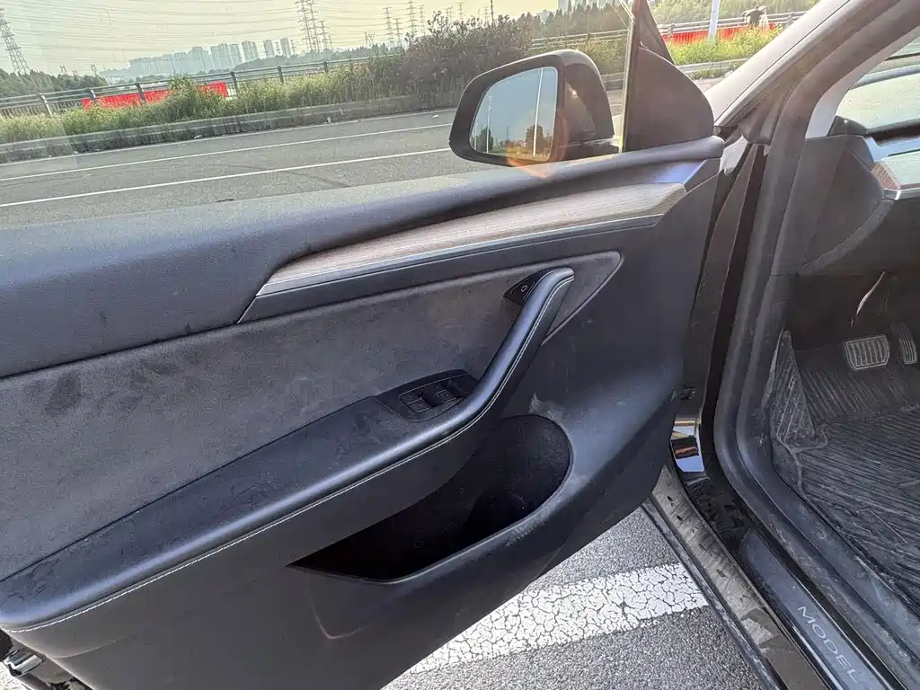 Tesla Model Y — миниатюра 17