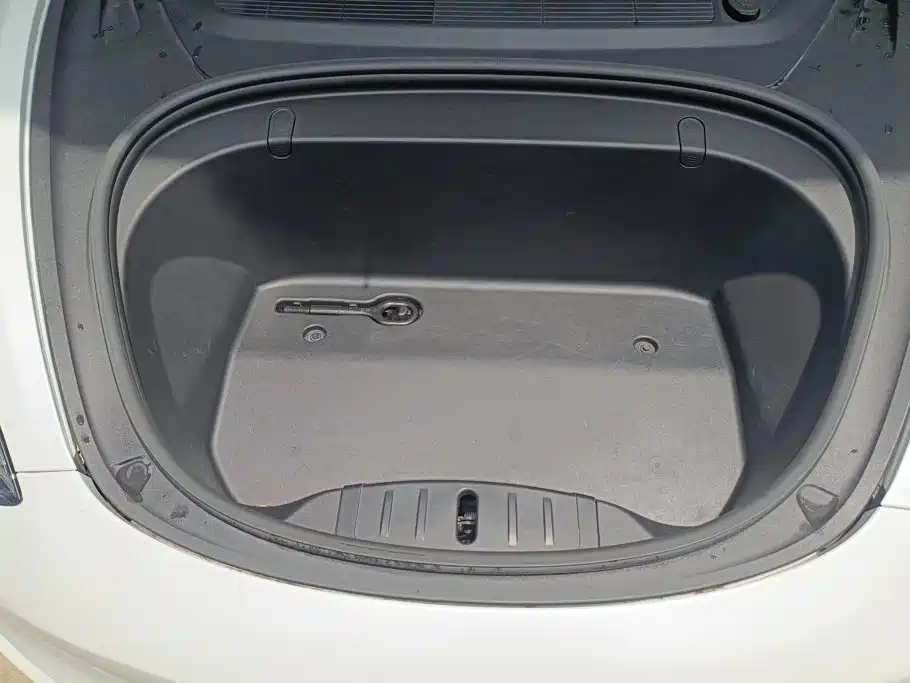 Tesla Model 3 — миниатюра 10