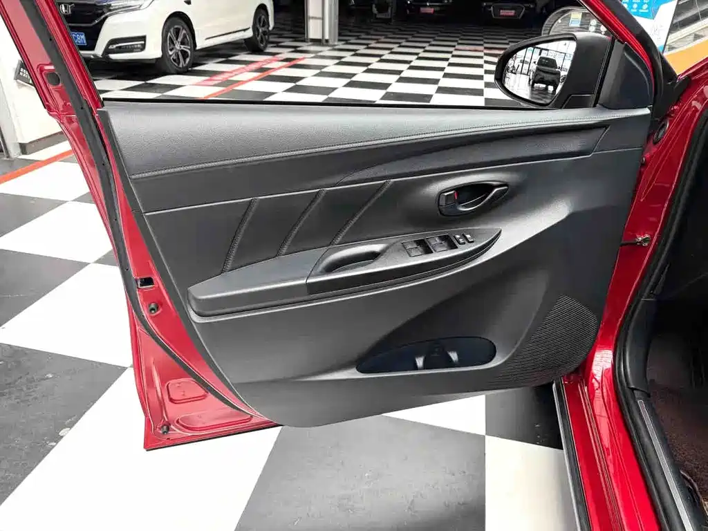 Toyota Yaris L — миниатюра 2
