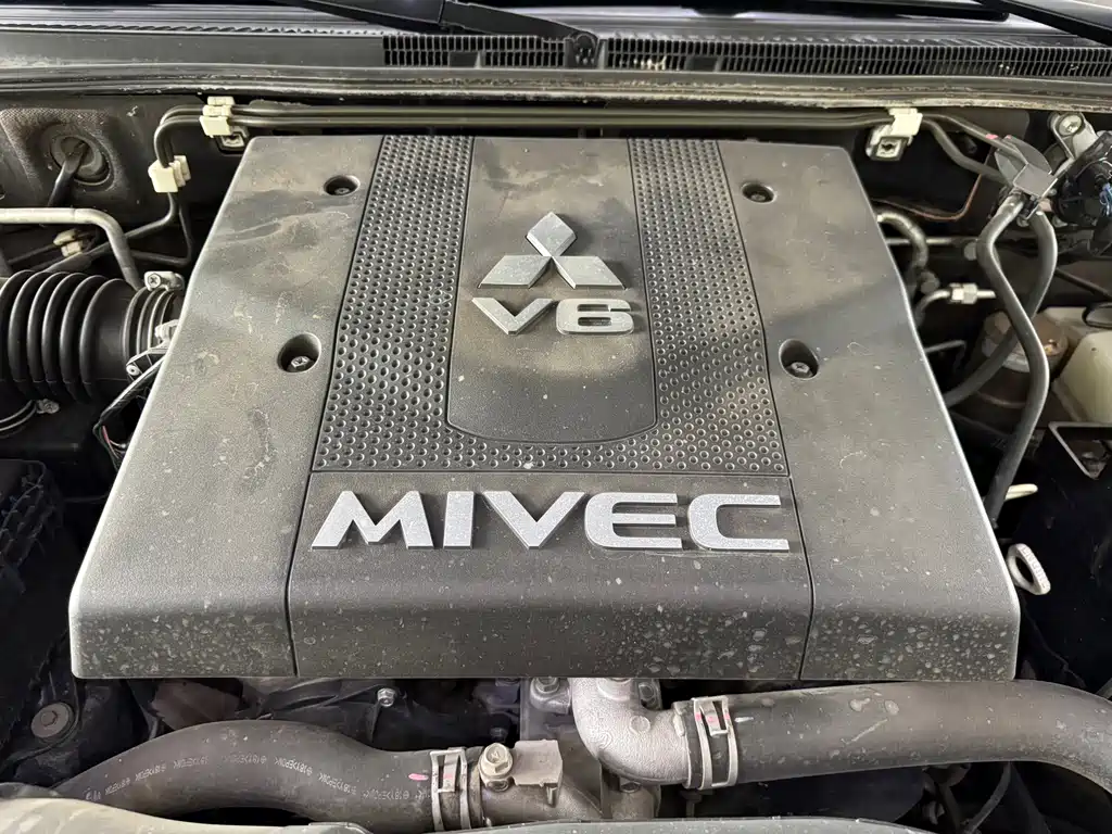 Mitsubishi Pajero (Import) — миниатюра 16