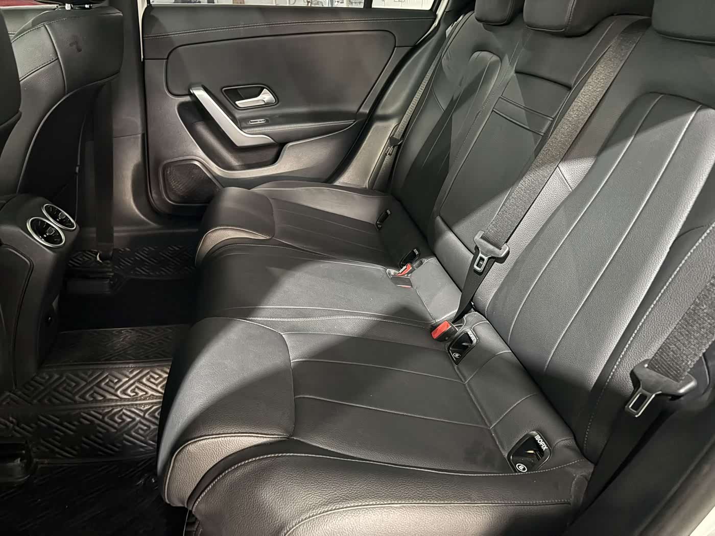 Mercedes-Benz A-Class 1.3 л 2022 г. Белый, пробег 32000 км