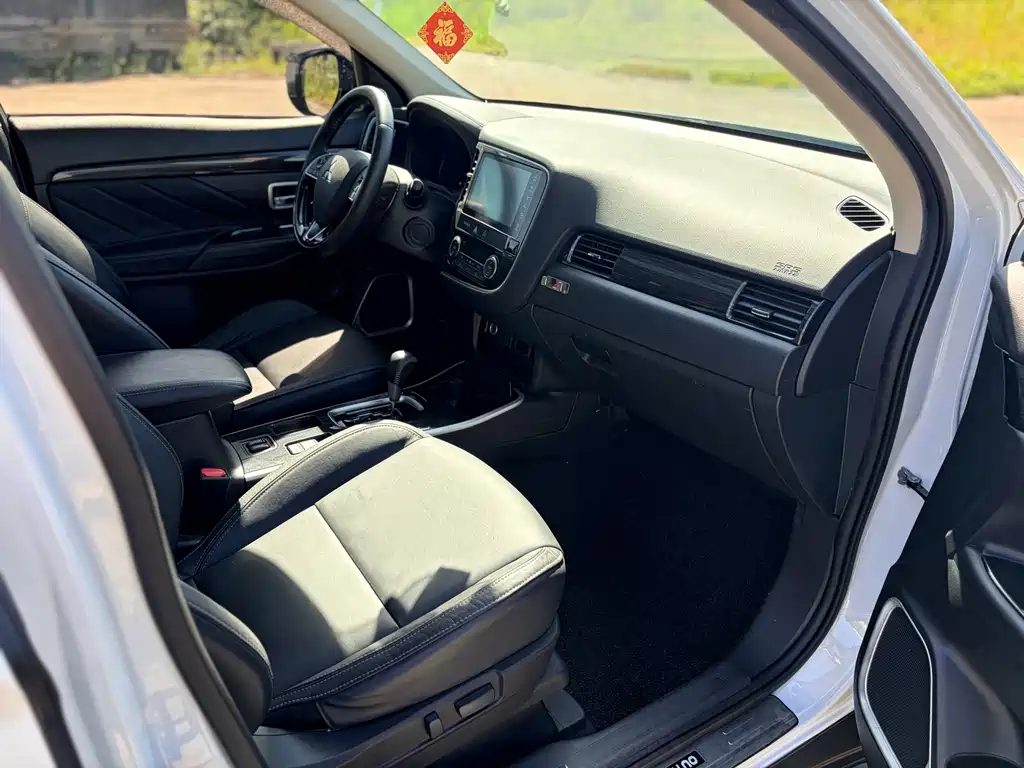 Mitsubishi Outlander — миниатюра 10