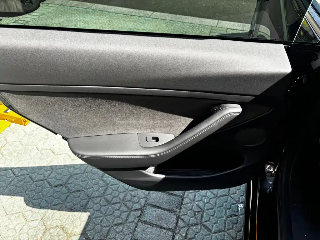 Tesla Model 3 — миниатюра 7