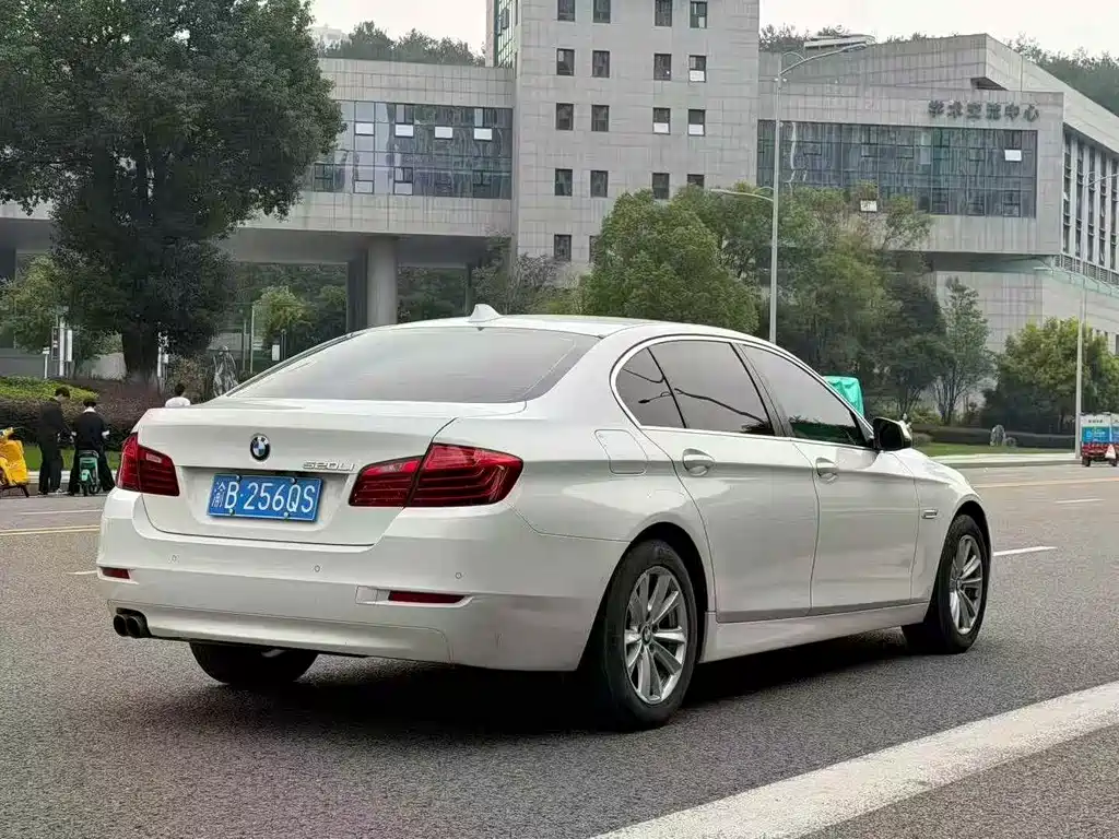 BMW 5 Series — миниатюра 9