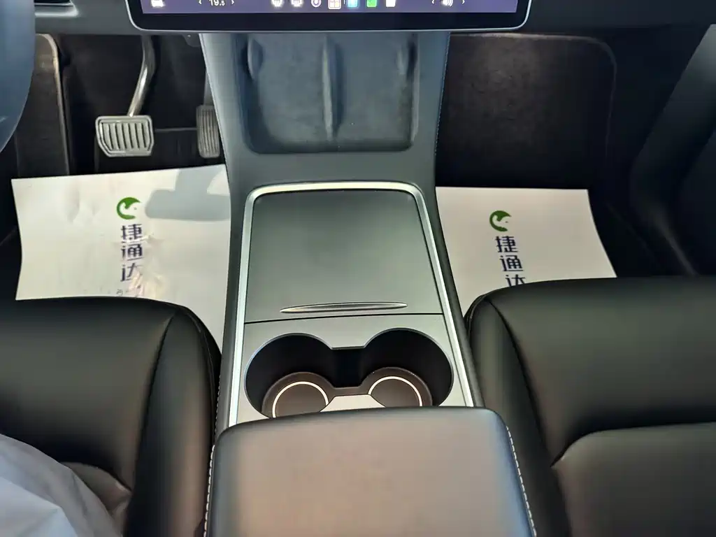 Tesla Model Y — миниатюра 24