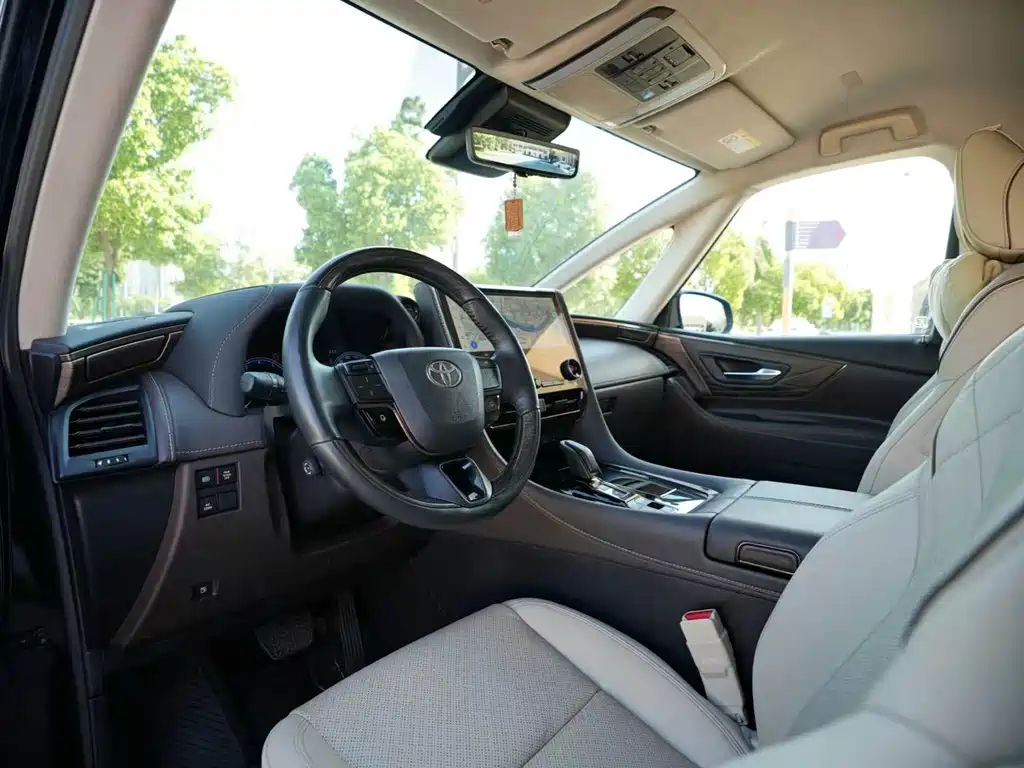 Toyota Alphard — миниатюра 4