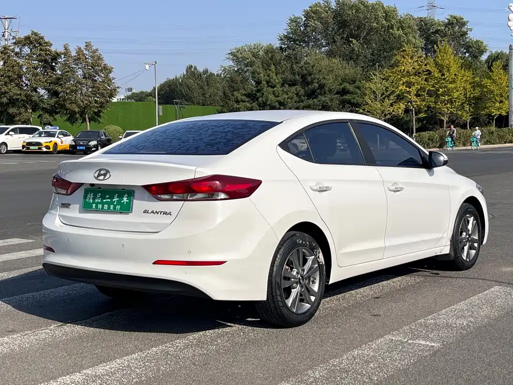 Hyundai Elantra — миниатюра 9