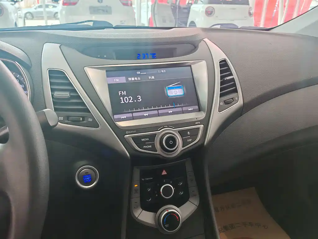 Hyundai Elantra 2016 1.6L AT Luxury
