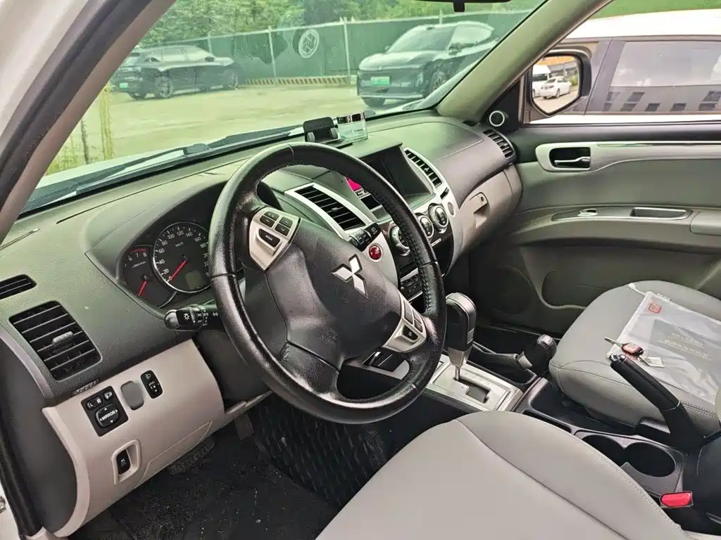 Mitsubishi Pajero Sport — миниатюра 6