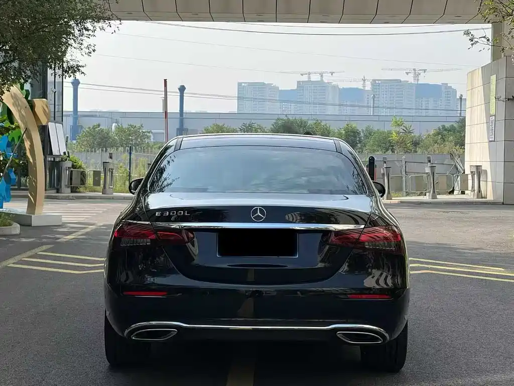 Mercedes-Benz E-Class — миниатюра 8