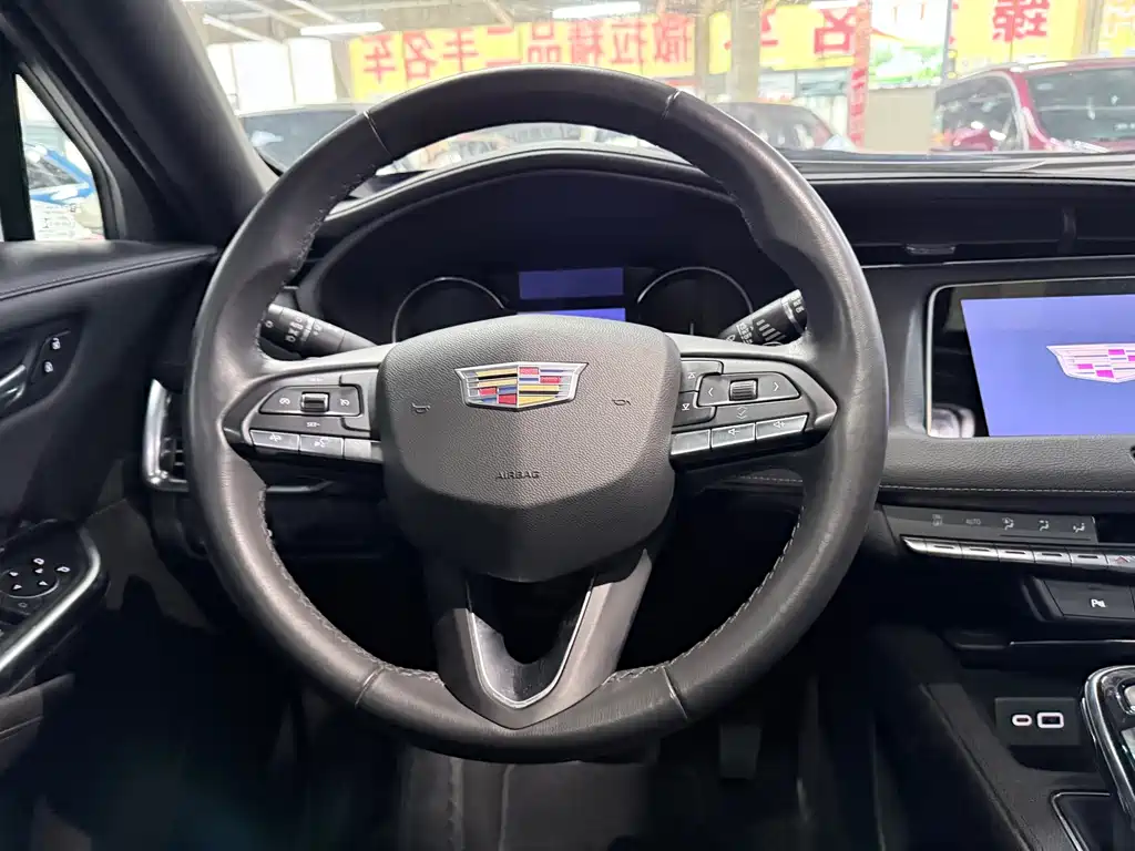 CADILLAC XT4