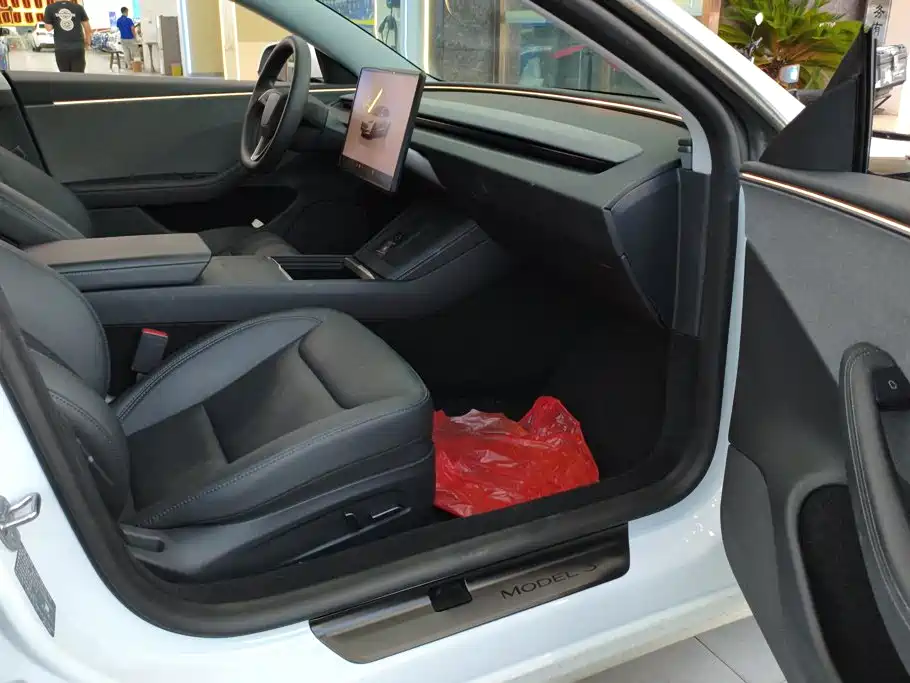Tesla Model 3 — миниатюра 8