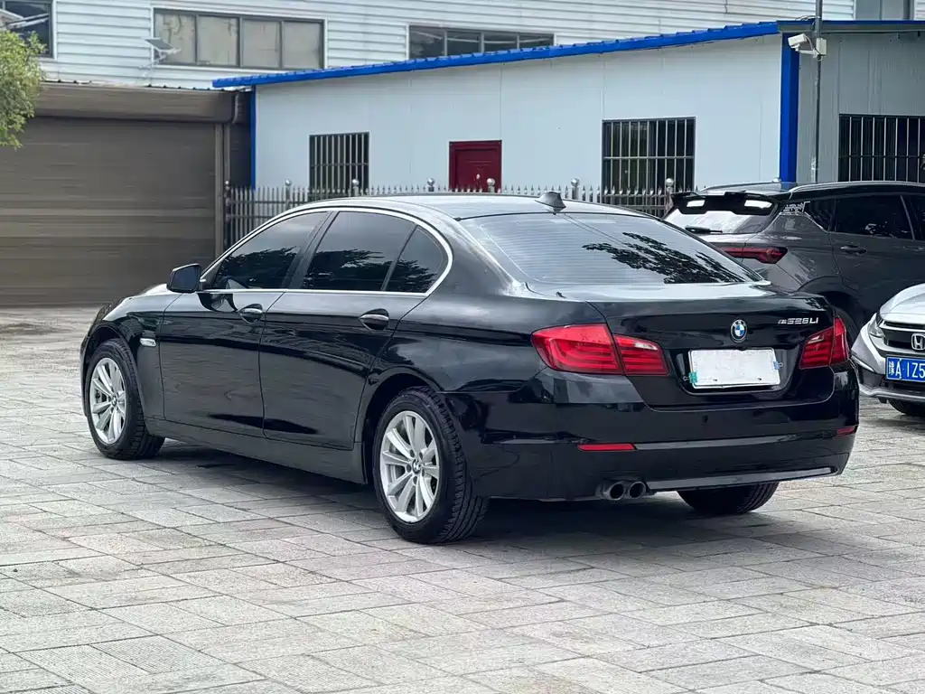 BMW 5 Series — миниатюра 7