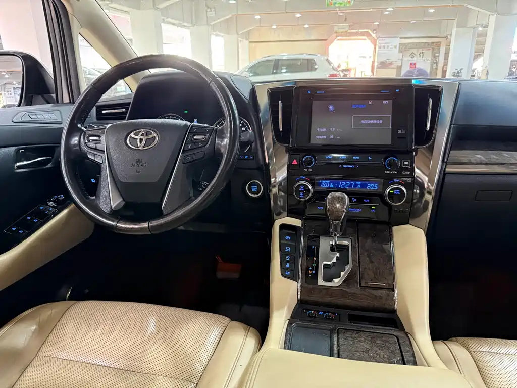 Toyota Alphard — миниатюра 7