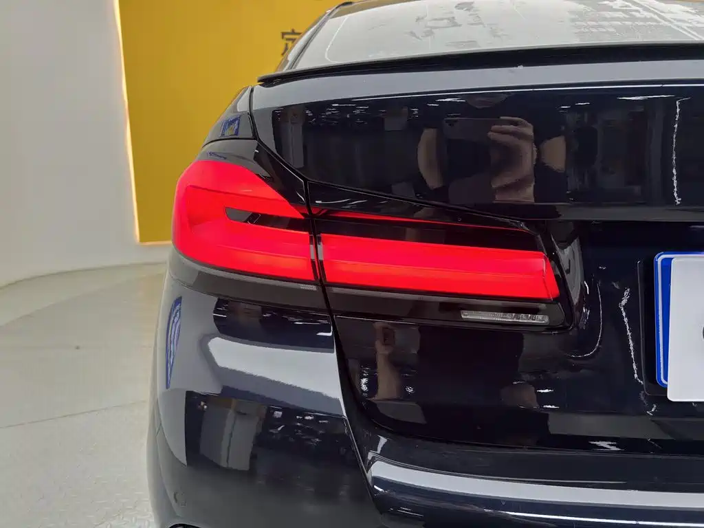 BMW 5 Series — миниатюра 9