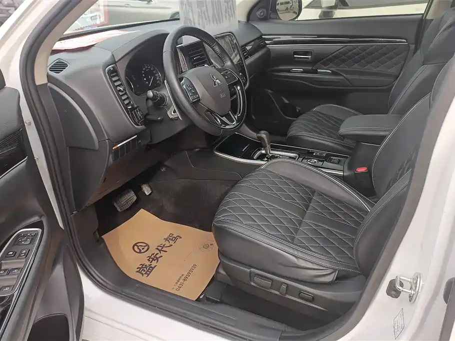 MITSUBISHI OUTLANDER