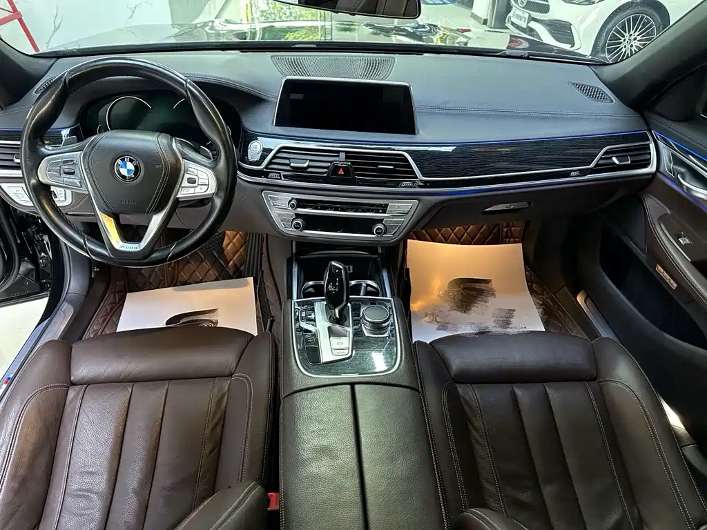 BMW 7 Series — миниатюра 13