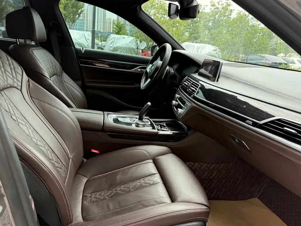 BMW 7 Series — миниатюра 16