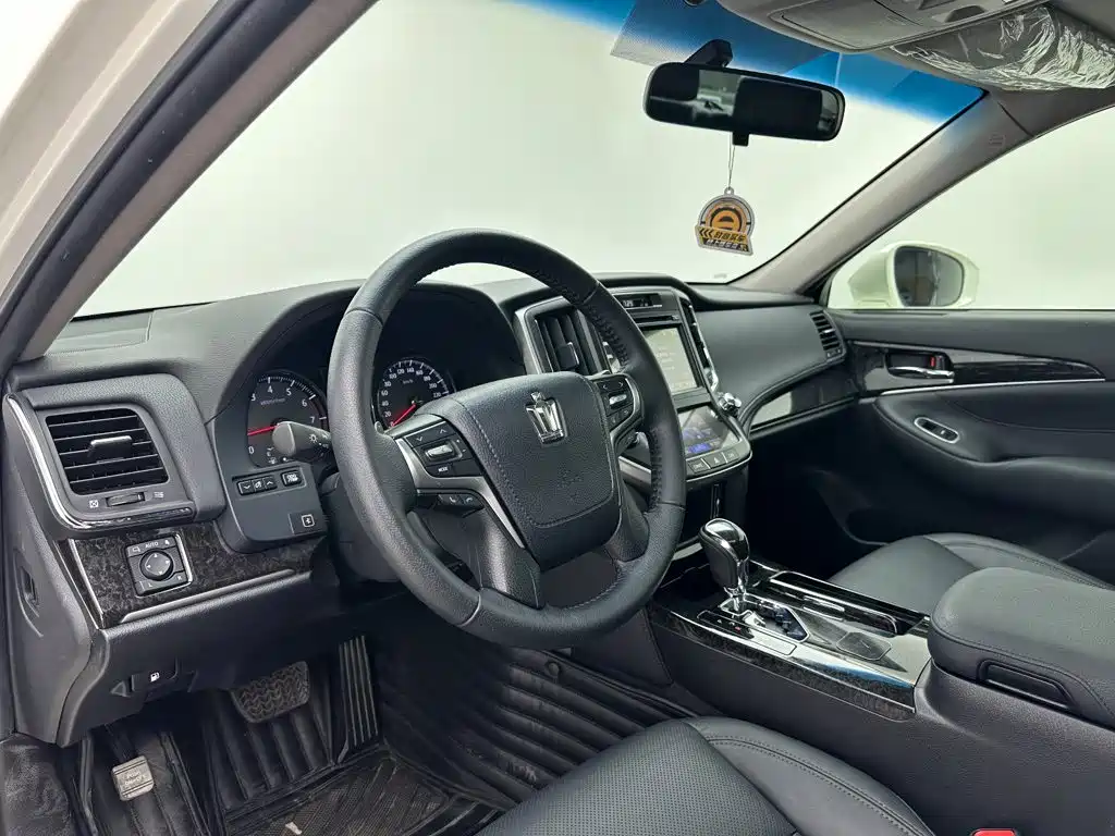 Toyota Crown — миниатюра 13