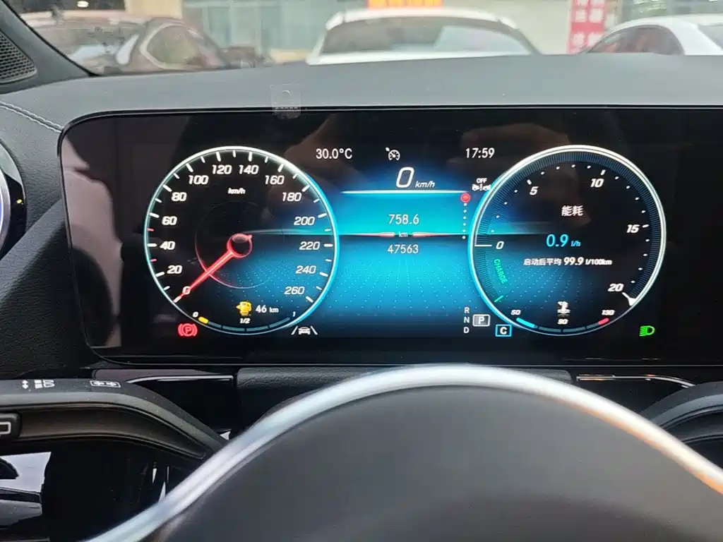 Mercedes-Benz GLA — миниатюра 12