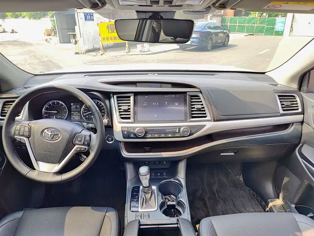 Toyota Highlander 2021 2.0T Luxury 7 мест