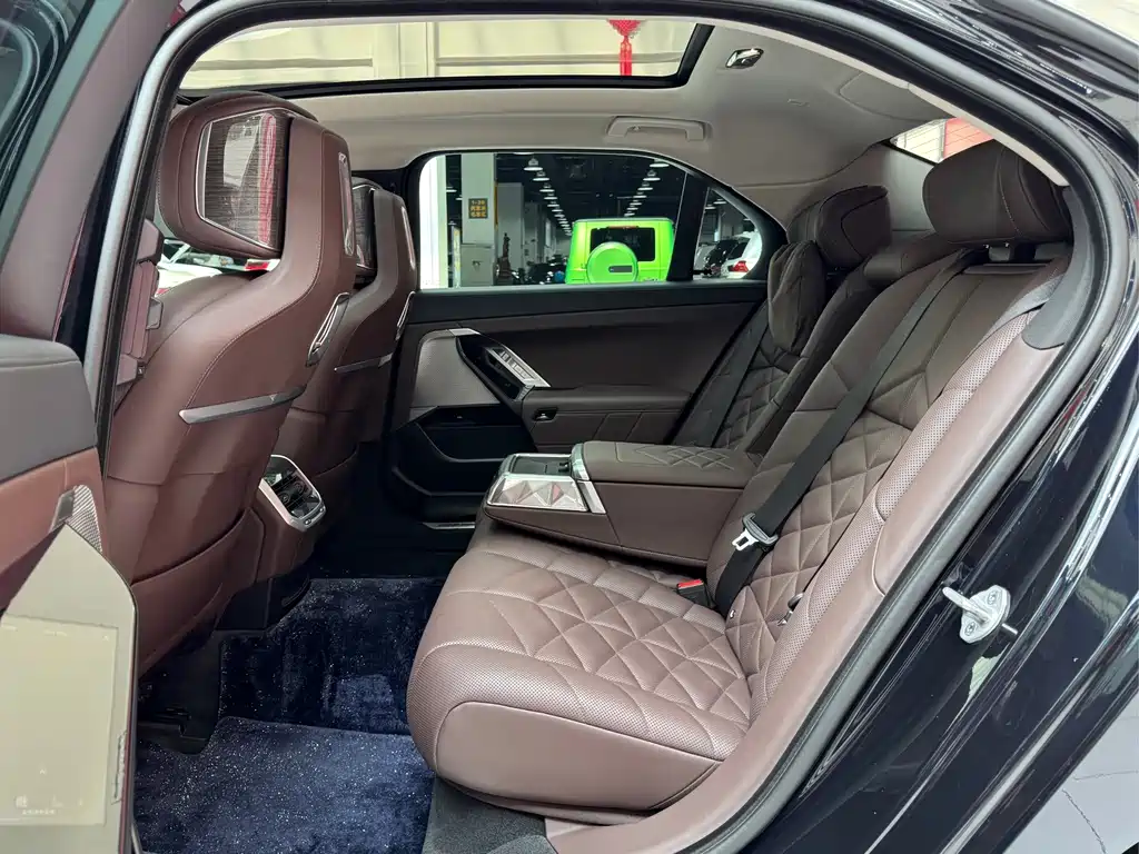 BMW 7 Series — миниатюра 5