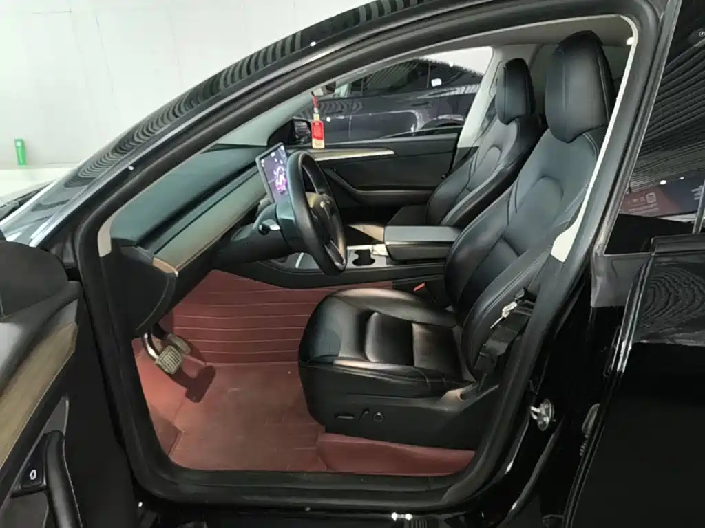 Tesla Model Y — миниатюра 15