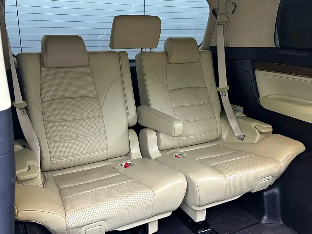Toyota Alphard — миниатюра 11