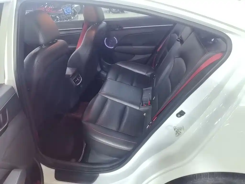 Hyundai Elantra — миниатюра 17