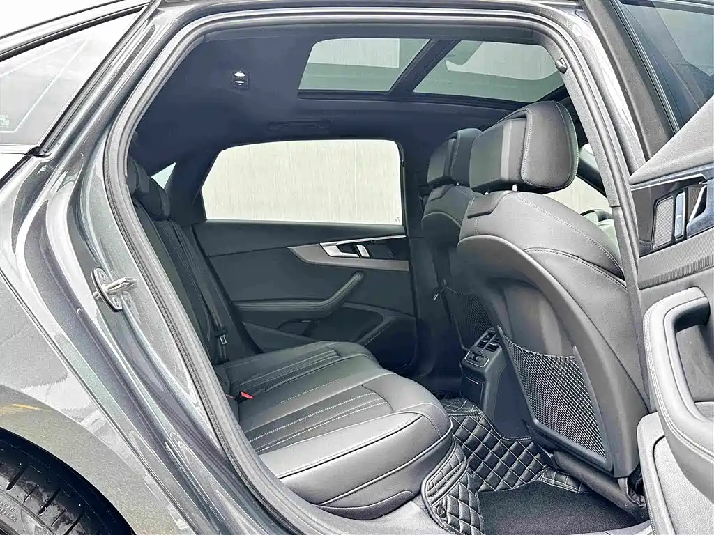 Audi A4L 2024 40 TFSI quattro RS