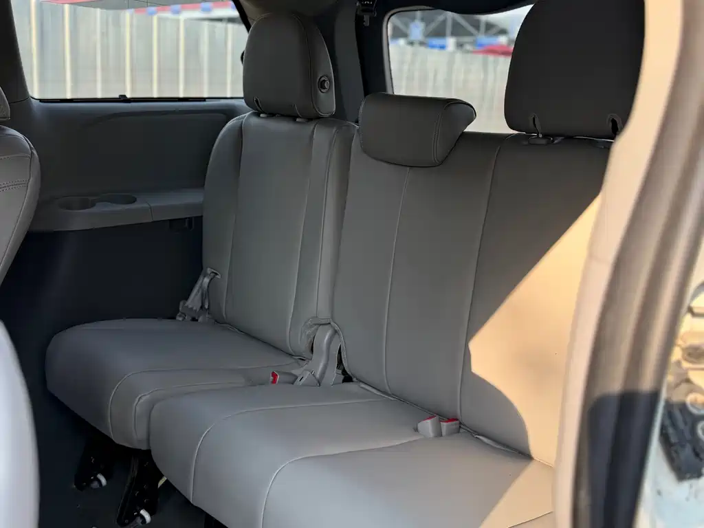 Toyota Sienna — миниатюра 9