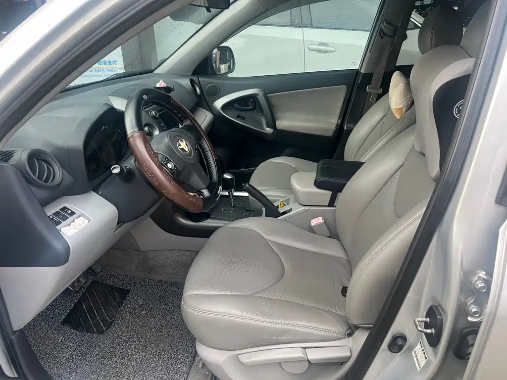 Toyota RAV4 — миниатюра 4