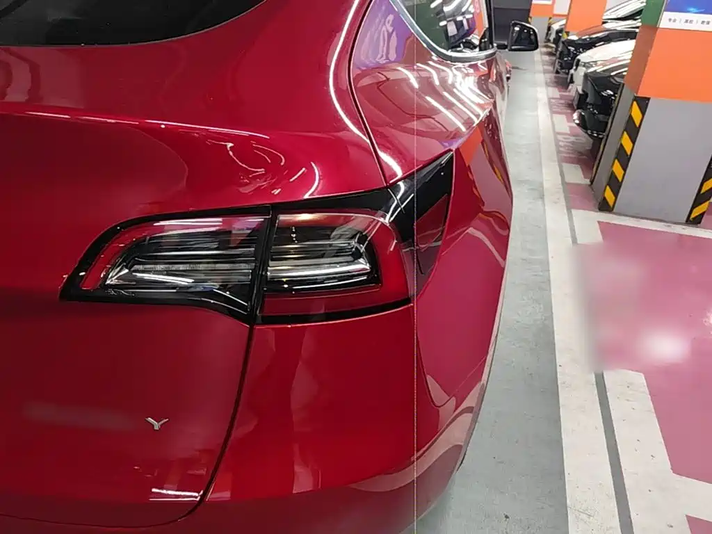 Tesla Model Y — миниатюра 8