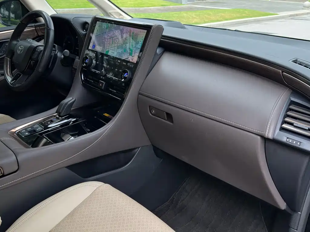 Toyota Alphard — миниатюра 12