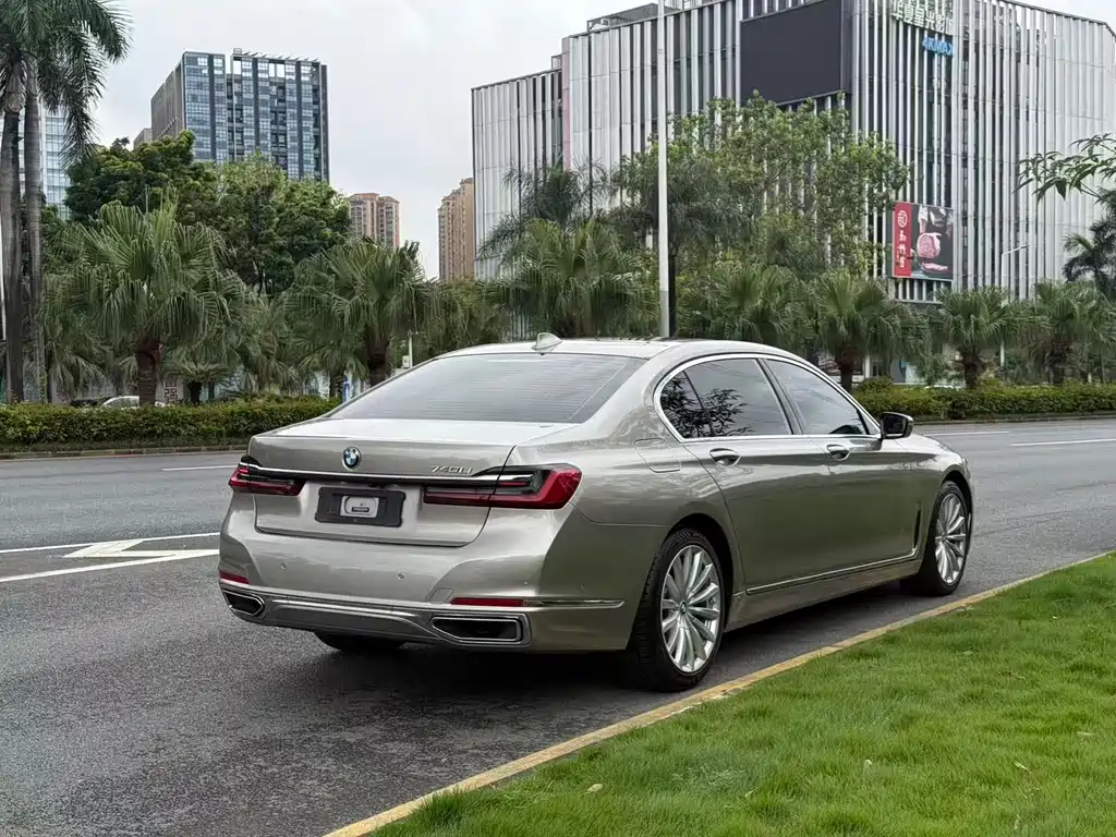BMW 7 Series — миниатюра 9