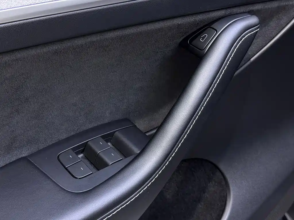 Tesla Model Y — миниатюра 10