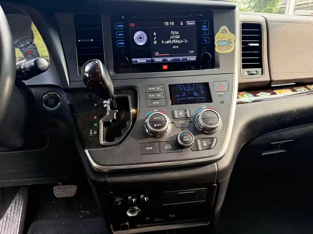Toyota Sienna — миниатюра 9