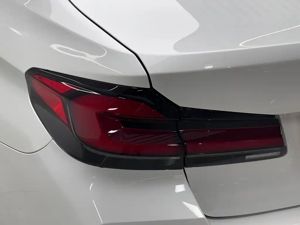 BMW 5 Series New Energy — миниатюра 20