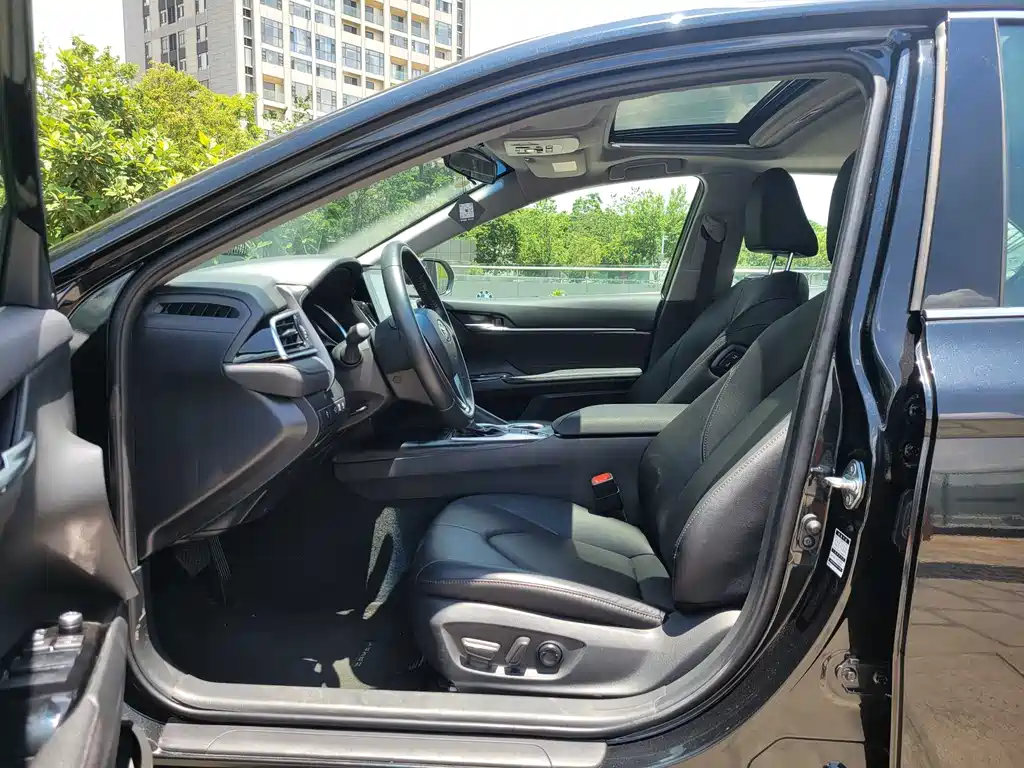 Toyota Camry 2023 2.0G Luxury