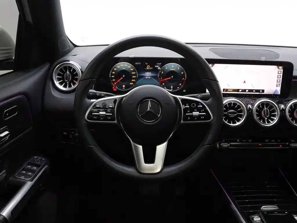 Mercedes-Benz GLB — миниатюра 20
