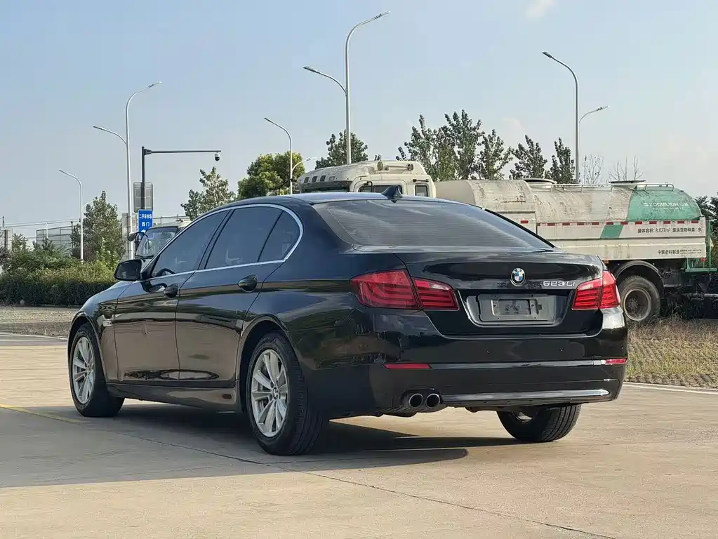 BMW 5 Series — миниатюра 8