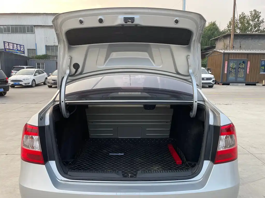 Skoda Rapid — миниатюра 9