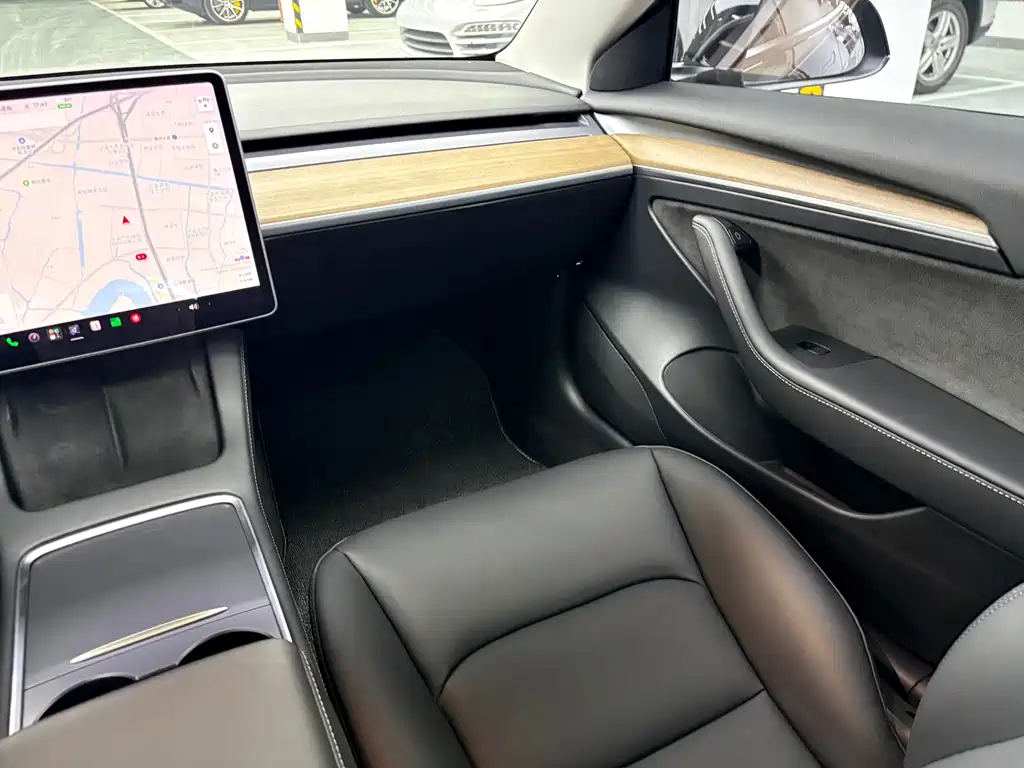 Tesla Model 3 — миниатюра 10