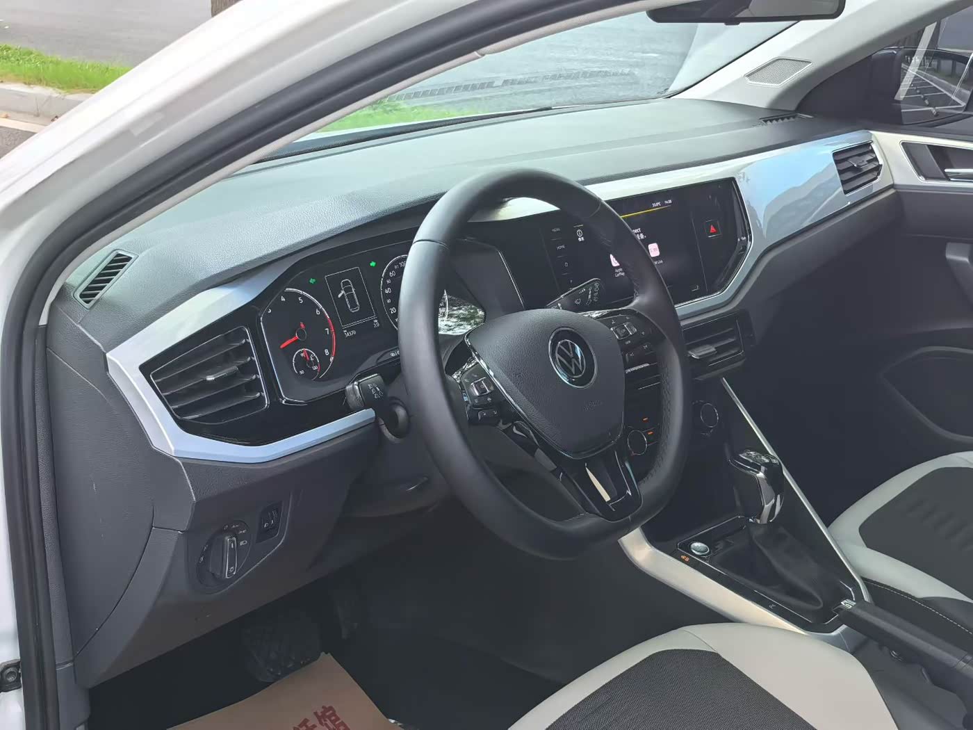 Volkswagen Polo 1.5 л 2021 г. Белый, пробег 30000 км