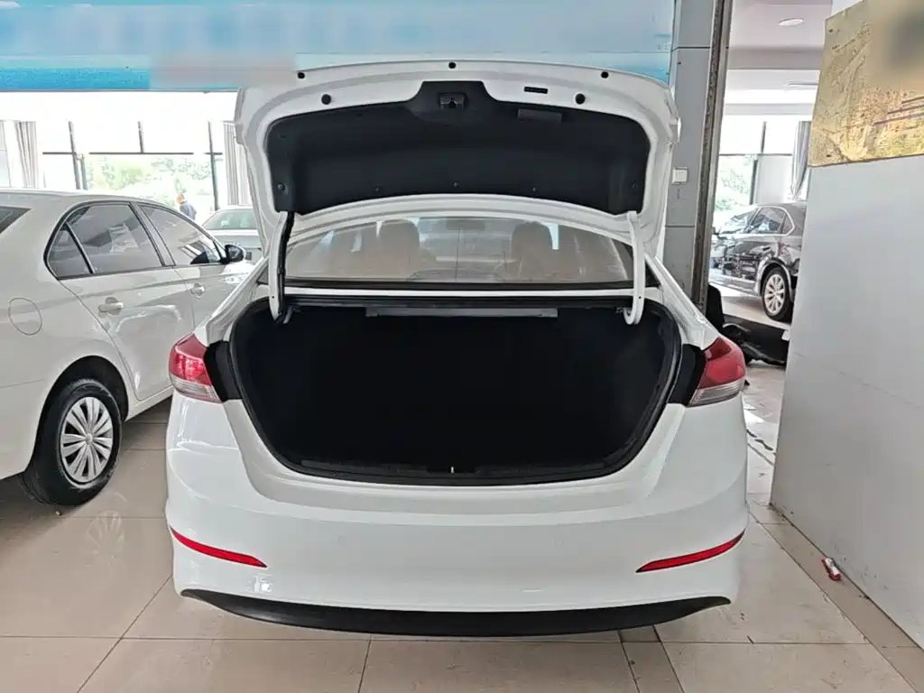 Hyundai Elantra — миниатюра 19
