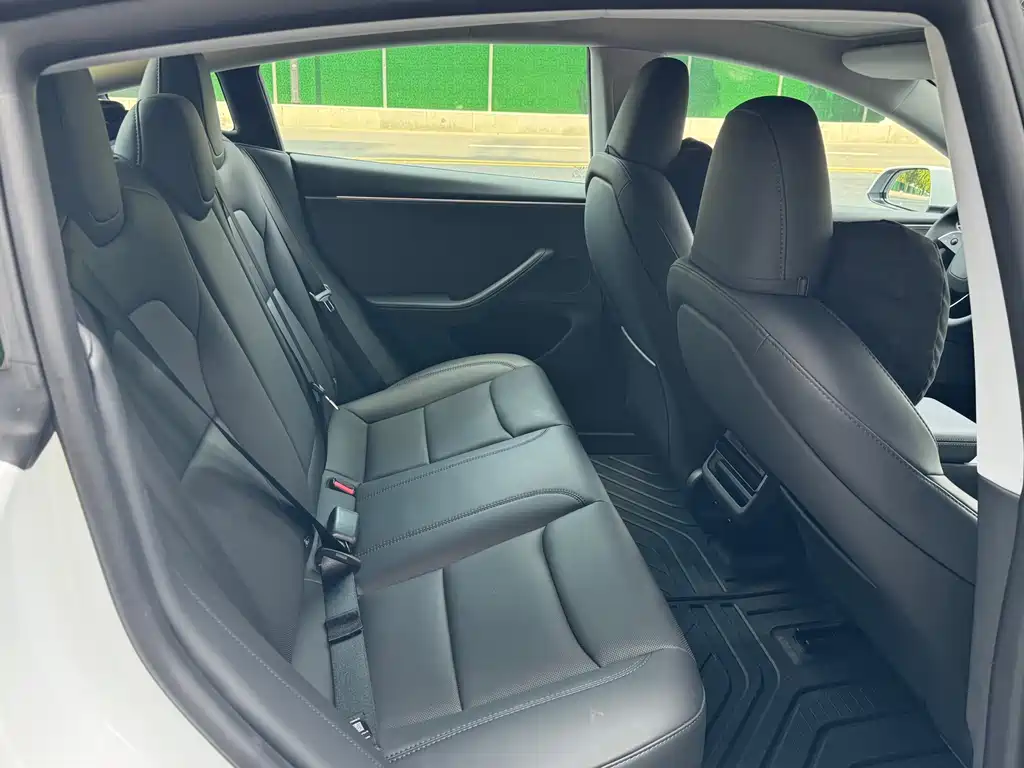 Tesla Model 3 — миниатюра 4