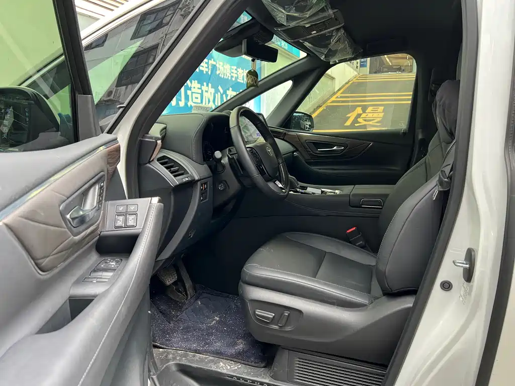 Toyota Alphard — миниатюра 3